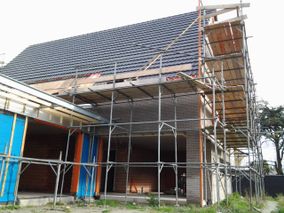 Zijaanzicht woning in aanbouw