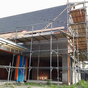 Zijaanzicht woning in aanbouw