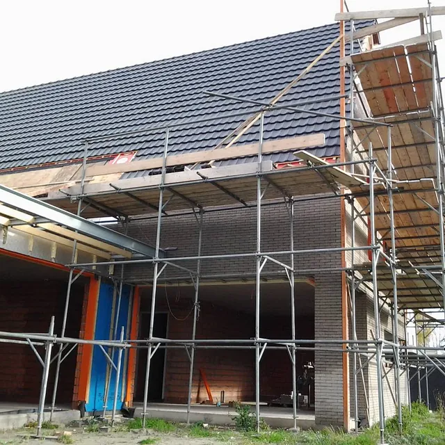Zijaanzicht woning in aanbouw